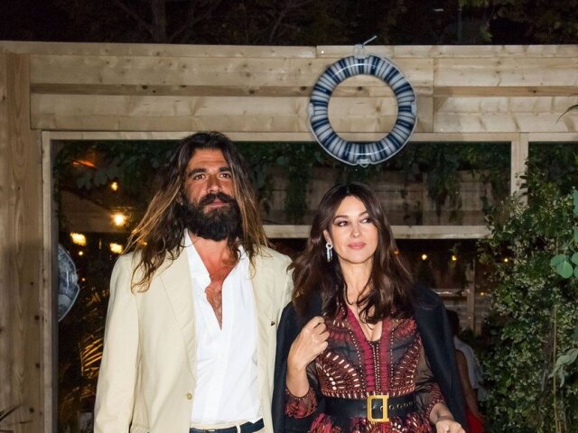 Herečka Monica Bellucci a jej partner - umelec Nicolas Lefebvre na slávnostnej večeri značky Dior v Cannes.
