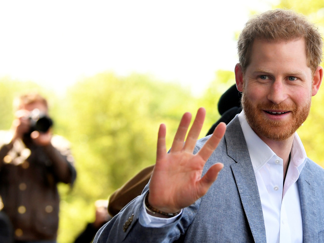 Princ Harry, vojvoda zo Sussexu na zábere z návštevy detskej nemocnice v Oxforde.  