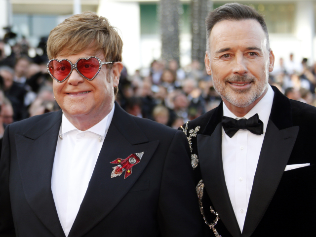 Spevák Elton John (vľavo) a jeho manžel David Furnish prišli spoločne na premiéru životopisného filmu o Johnovi.  