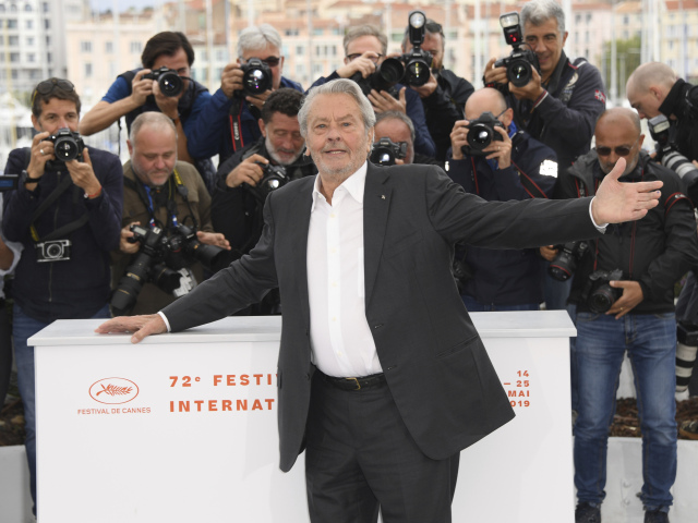 Herec Alain Delon pózuje fotografom pred ziskom Zlatej palmy za celoživotné dielo. 