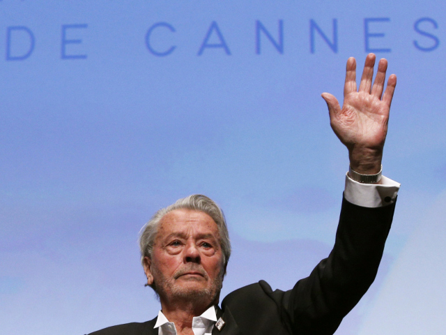 Herec Alain Delon zdraví hostí na nedeľňajšom odovzdávaní ceny za jeho celoživotné dielo. 