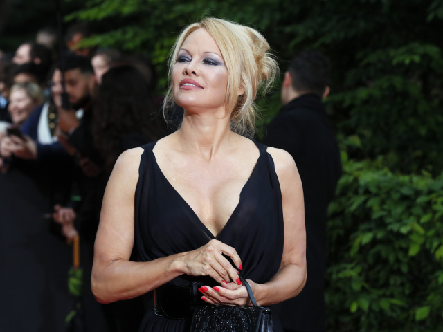 Herečka Pamela Anderson prišla na futbalovú akciu v Paríži. 