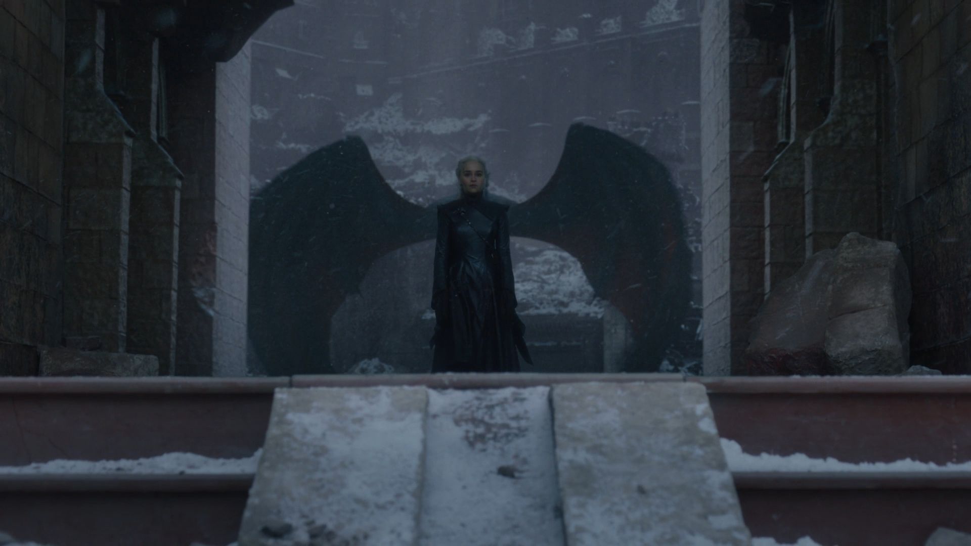 Tvorcovia sa počas poslednej časti pohrali so symbolikou. Nakoniec sa z Daenerys stala hlavná nepriateľka. Priam diabolská!