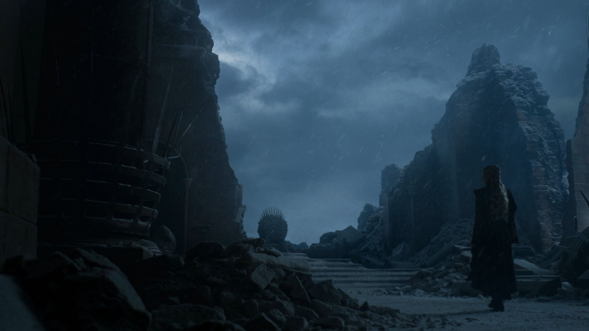 Ďalšie proroctvo z minulých sezón sa naplnilo a Daenerys kráčala zničenou korunovačnou miestnosťou.