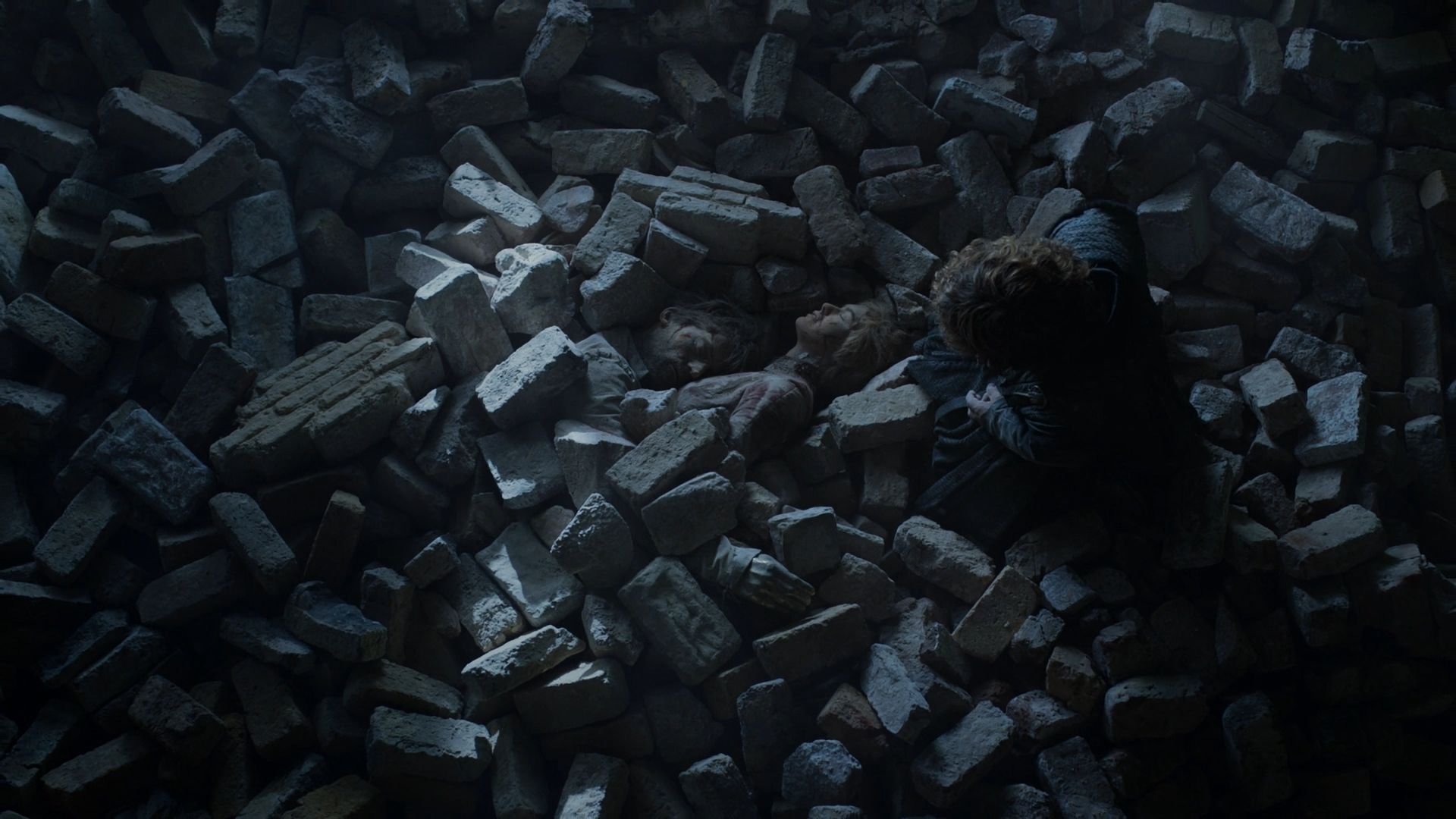 Bolestné odhalenie. Tyrion našiel mŕtve telá svojich súrodencov, ktorých chcel všemožne zachrániť. Nepodarilo sa mu to.