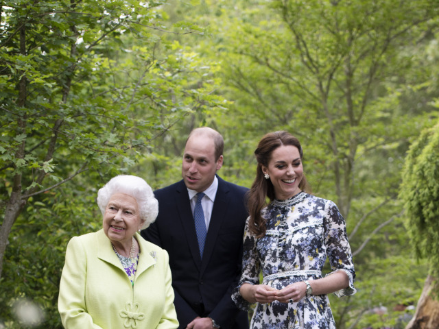 Britská kráľovná Alžbeta II., britský princ William a Kate, vojvodkyňa z Cambridge, v záhrade Back to Nature počas návštevy známej kvetinovej šou Chelsea v Londýne. 