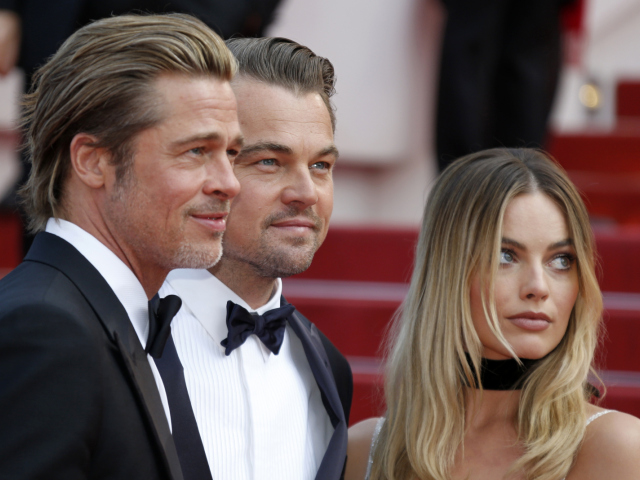 Zľava: Herci Brad Pitt, Leonardo DiCaprio a Margot Robbie priniesli do Cannes film Vtedy v Hollywoode.