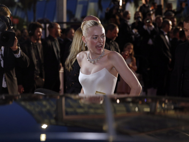 Herečka Dakota Fanning odchádza z premiéry filmu Vtedy v Hollywoode.