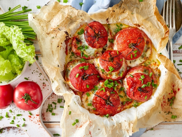 Zapečené paradajky s pažítkou a parmezánom