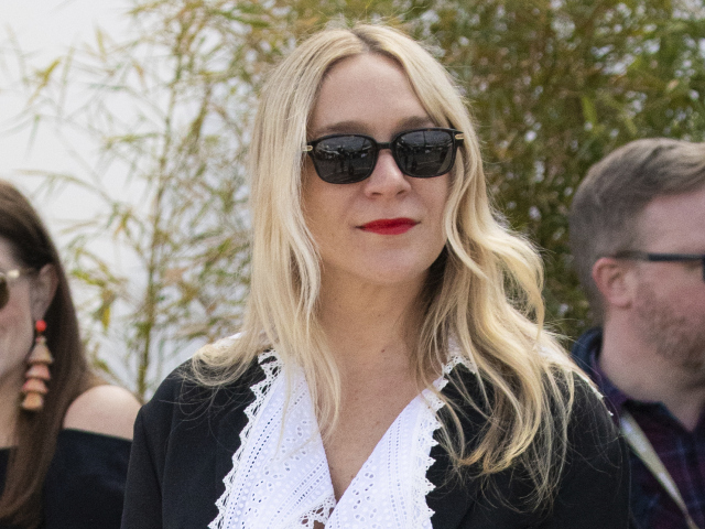 Herečka Chloe Sevigny počas fototermínu filmu The Dead Don't Die s klasickými slnečnými okuliarmi. 