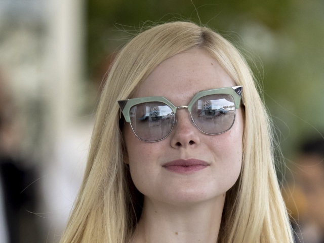 Herečka Elle Fanning mala v Cannes exkluzívnu spoluprácu so značkou Fendi a tak predvádzala okuliare práve z jej dielne. Toto je model Iridia. 