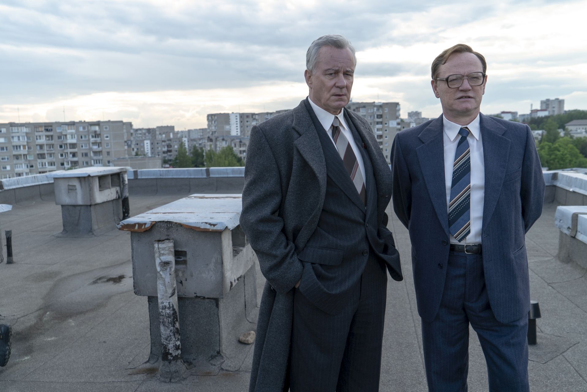 V hlavných úlohách sa predstavili herci (zľava) Stellan Skarsgård (Boris Shcherbina) a Jared Harris (Valery Legasov).