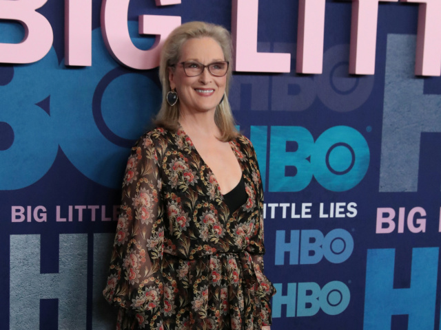 Herečka Meryl Streep, ktorá je novou posilou seriálu, prišla v šatách Oscar de la Renta. 
