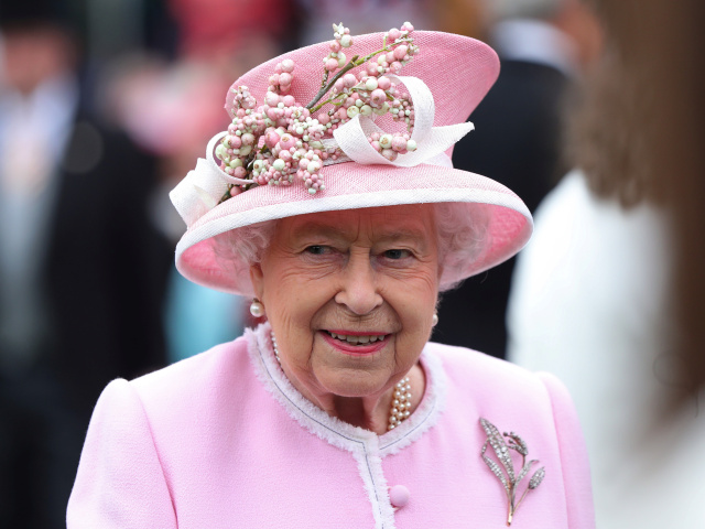 Kráľovná Alžbeta II. sa predviedla na Royal Garden Party v tematickom kvetinovom outfite. 
