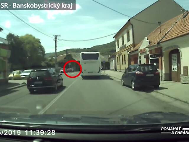 Auto predbehol autobus na prechode