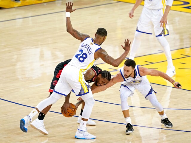 Kawhi Leonard, Alfonzo McKinnie, Stephen Curry