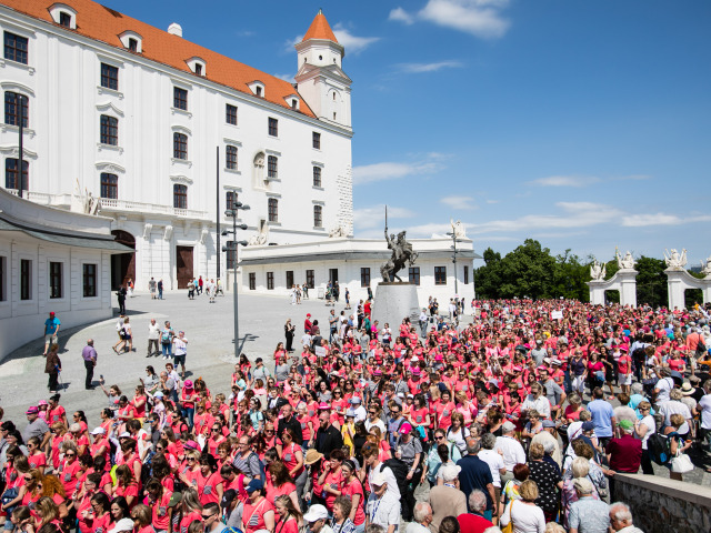 BRATISLAVA, Pochod proti rakovine prsníka, avon, hrad