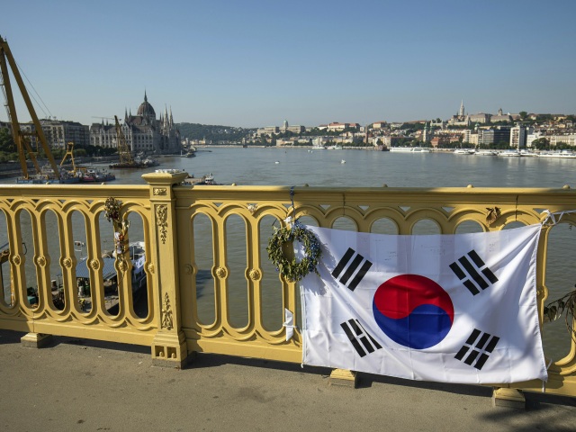 budapešť maďarsko loď južná kórea vlajka most margitin dunaj