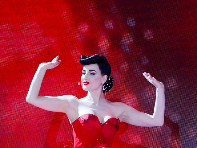 Dita von Teese predviedla svoje burleskné číslo s rúžom. 