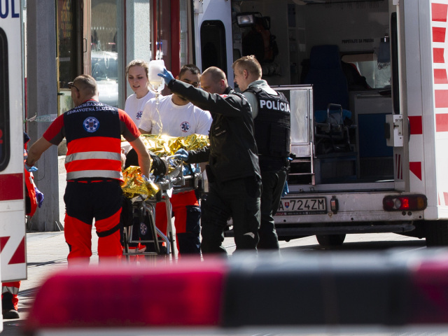SR Bratislava polícia streľba Obchodná muž zranený sanitka záchranár