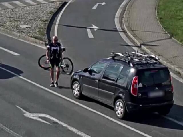 cyklista sa dobija do auta