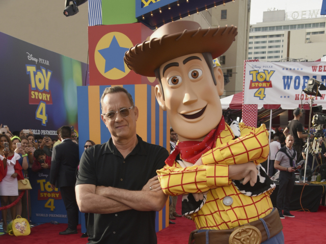 Herec Tom Hanks a postavička kovboja Woodyho, ktorej prepožičal svoj hlas.