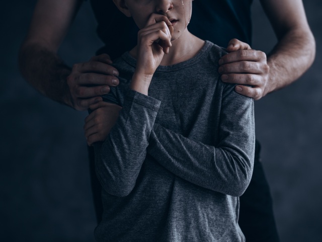 dieťa, šikana, pedofil, strach, plač