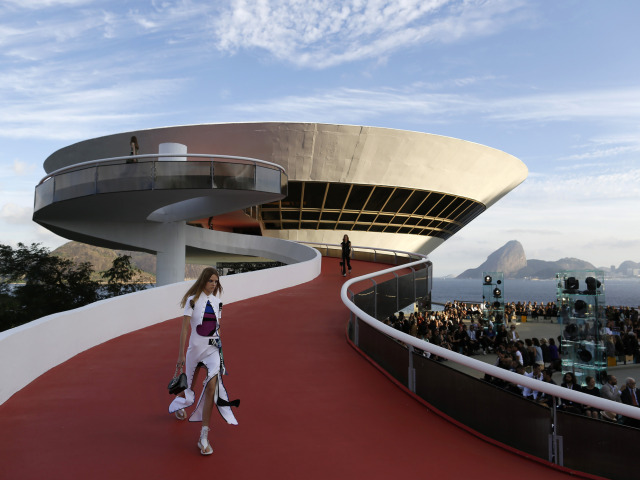 Firma Louis Vuitton si v minulosti prenajala už aj slávne múzeum súčasného umenia v Niteroi v Brazílii, ktoré navrhol architekt Oscar Niemeyer. 