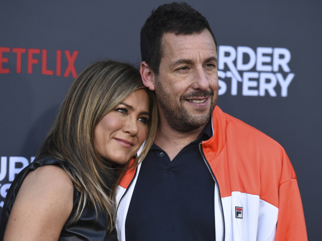 Herci Jennifer Aniston a Adam Sandler pózujú fotografom počas príchodu na premiéru filmu Murder Mystery v Los Angeles.