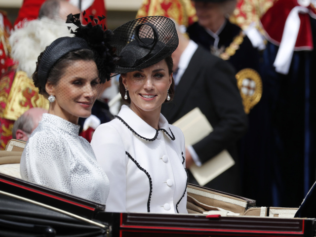 Španielska kráľovná Letizia (vľavo) a vojvodkyňa Kate z Cambridge odchádzali v koči spoločne. 