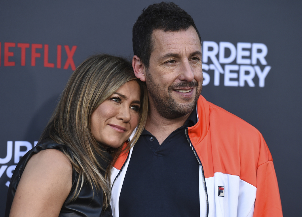 Herci Jennifer Aniston a Adam Sandler pózujú fotografom počas príchodu na premiéru filmu Murder Mystery v Los Angeles.