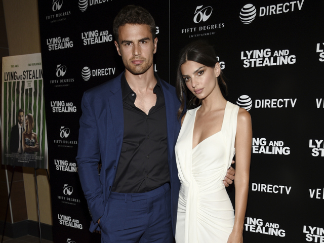 Herci Theo James a Emily Ratajkowski spoločne predstavili film Lying and Stealing.