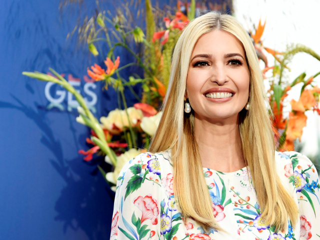 Ivanka Trump počas nedávnej návštevy Holandska v šatách s kvetinovým vzorom. 
