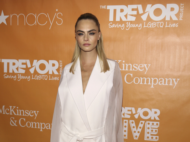 Modelka a herečka Cara Delevingne v kreácii Balmain. 