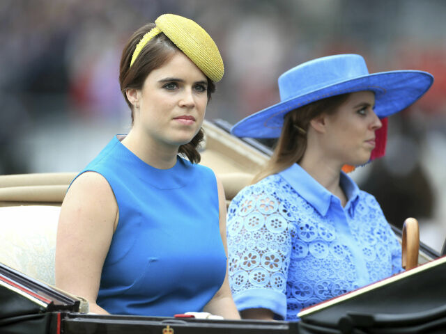 Aj princezné Eugenie (vľavo) a Beatrice stavili na modrú farbu. 