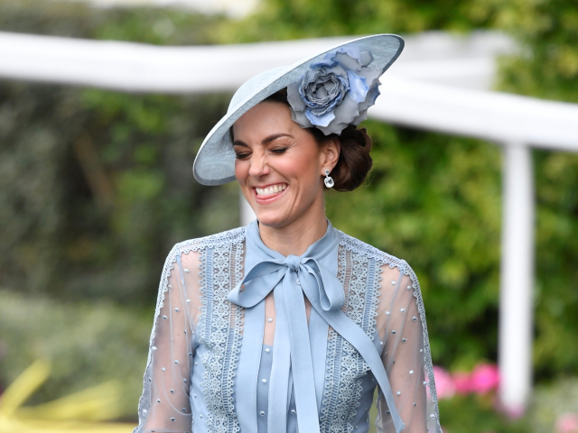 Vojvodkyňa Catherine z Cambridge bola v šatách z dielne značky Elie Saab skrátka rozkošná. 