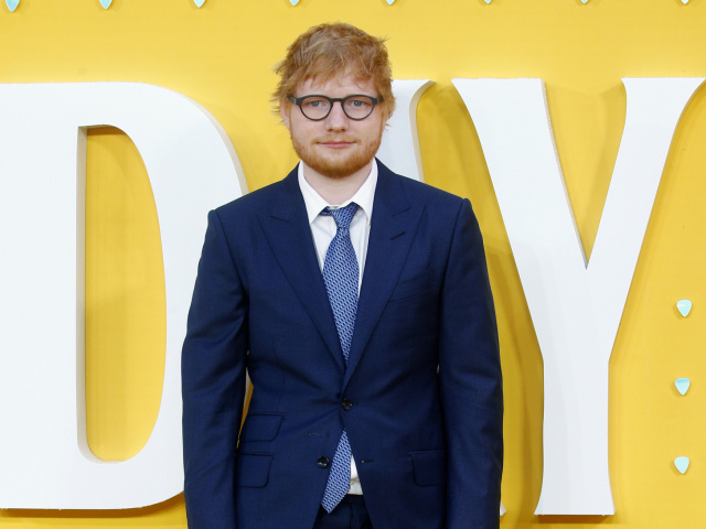 Spevák Ed Sheeran na premiére filmu Yesterday v Londýne. V snímke si aj zahral. 