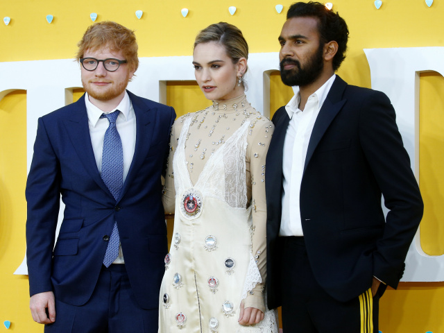 Zľava: Spevák Ed Sheeran, Lily James a Himesh Patel na premiére filmu Yesterday.