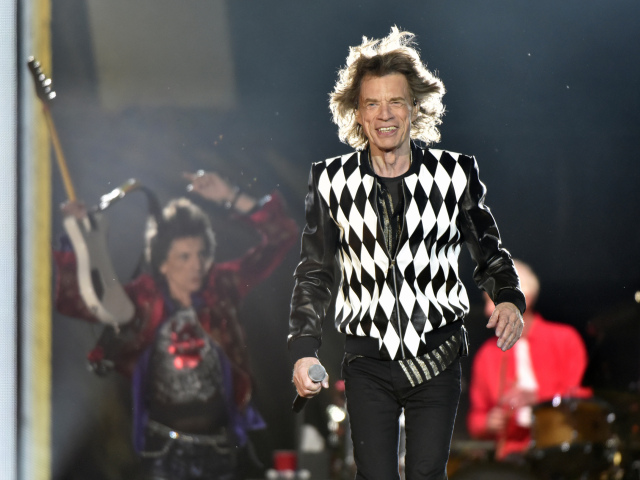 Spevák Mick Jagger z formácie Rolling Stones pôsobil na koncerte v Chicagu zdravo a energicky.
