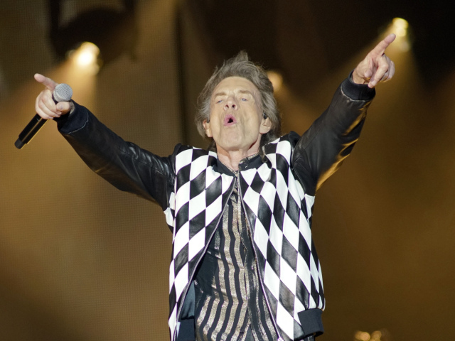 Spevák Mick Jagger z formácie Rolling Stones pôsobil na koncerte v Chicagu zdravo a energicky.