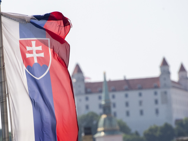 SR / Bratislava / hrad / vlajka /