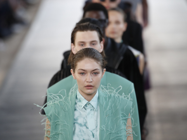 Topmodelka Gigi Hadid počas prehliadky kolekcie značky Berluti Menswear Jar-Leto 2020.