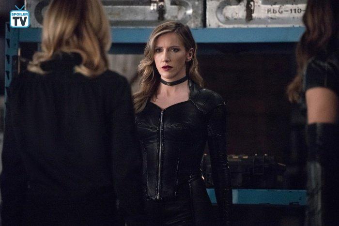 Tesne pred koncom tvorcovia poslali na druhú koľaj aj postavu Laurel Lance v podaní Katie Cassidy. Či sa vráti aj do poslednej série je otázne.