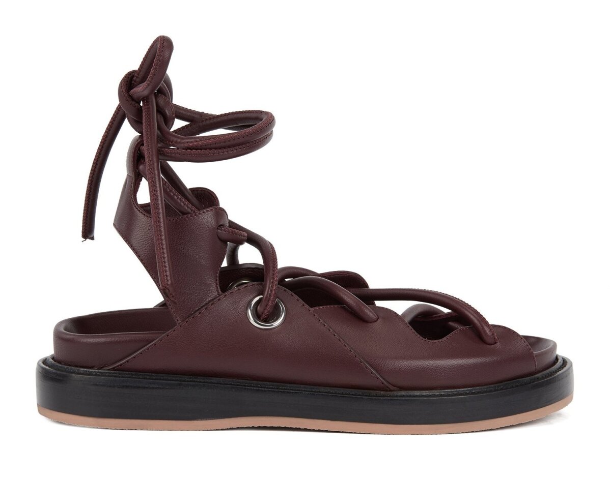 Sandále značkyHugo Boss, predávajú sa za 595 eur. 