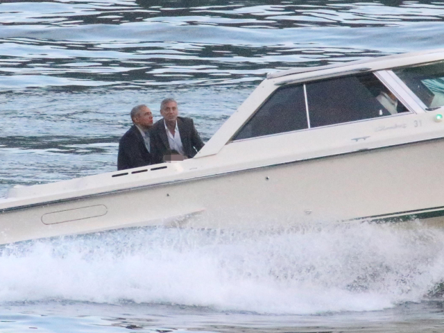Bývalý americký prezident Barack Obama (v strede) a herec George Clooney (vľavo) s rodinnými príslušníkmi si užívali atmosféru na jazere Como. 