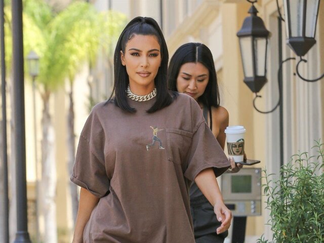 Kim Kardashian v oversized tričku k turné jej švagra Travisa Scotta