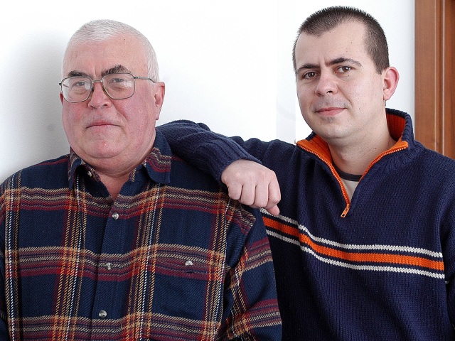 Spisovateľ Peter Glocko (vľavo) so synom Petrom na snímke z roku 2005.