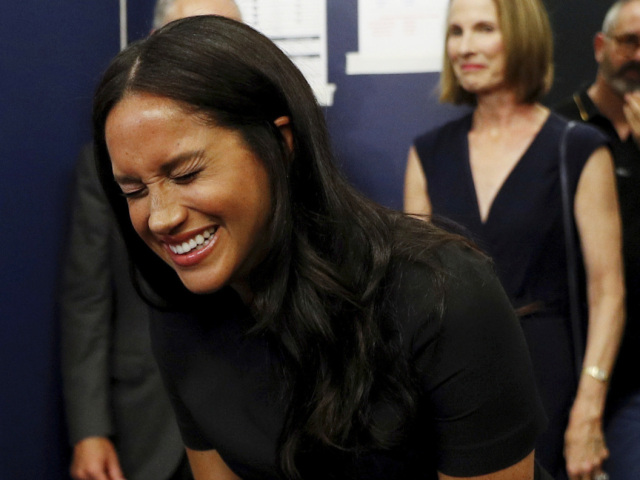 Vojvodkyňa Meghan zo Sussexu nadšene reaguje na dres pre malého Archieho. 