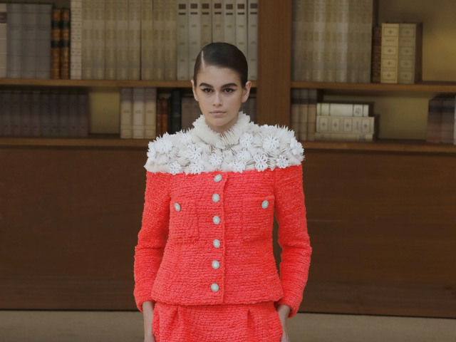 Modelka na prehliadke značky Chanel Haute Couture Jeseň-Zima 2020, pod ktorou je podpísaná dizajnérka Virginie Viard. 
