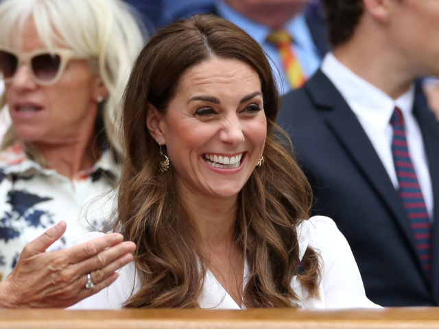 Vojvodkyňa Catherine z Cambridge sa na Wimbledone predviedla v bielych šatách a strúhala jeden úsmev za druhým. 